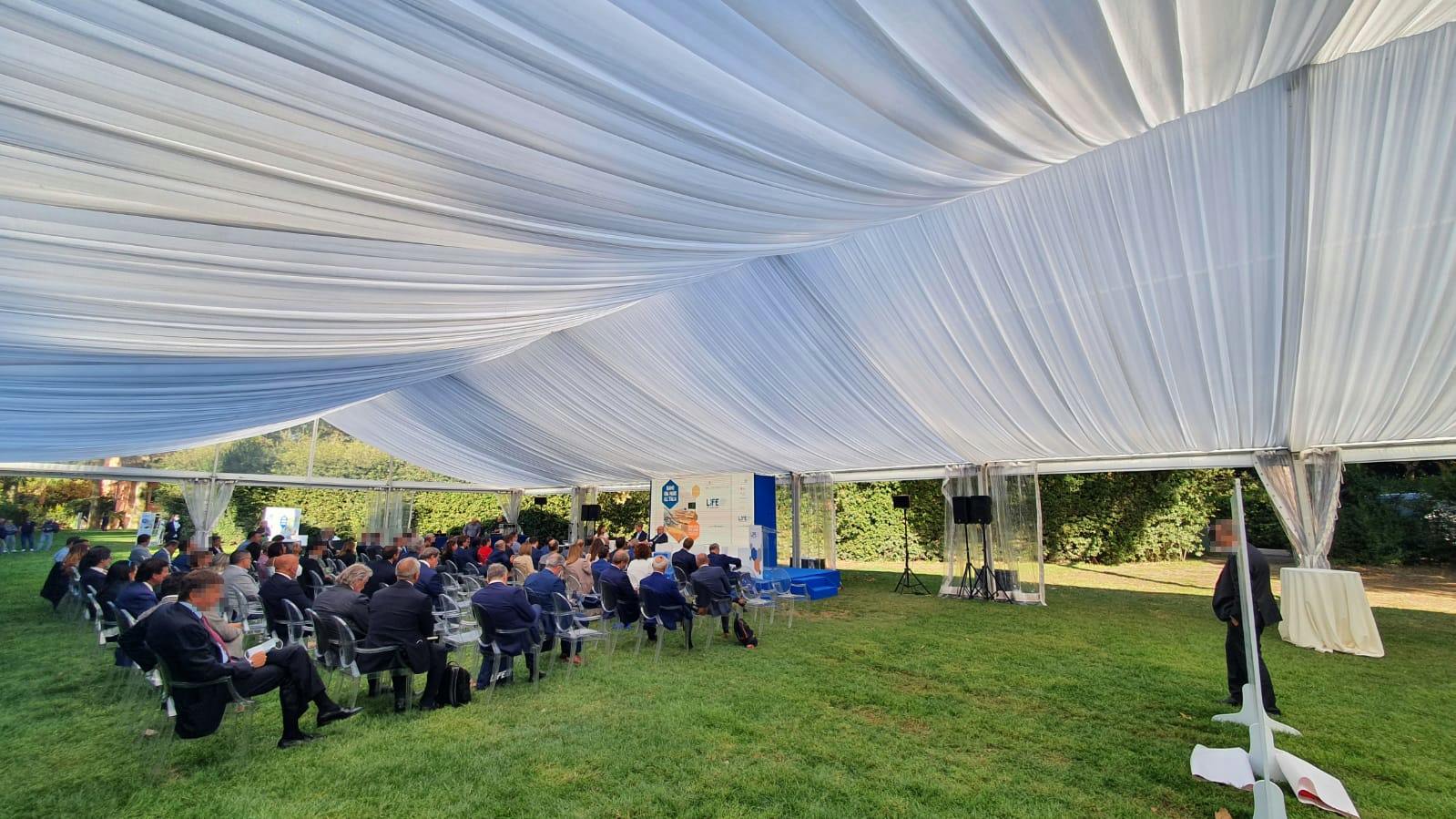 tensostruttura con controsoffitto per conferenza